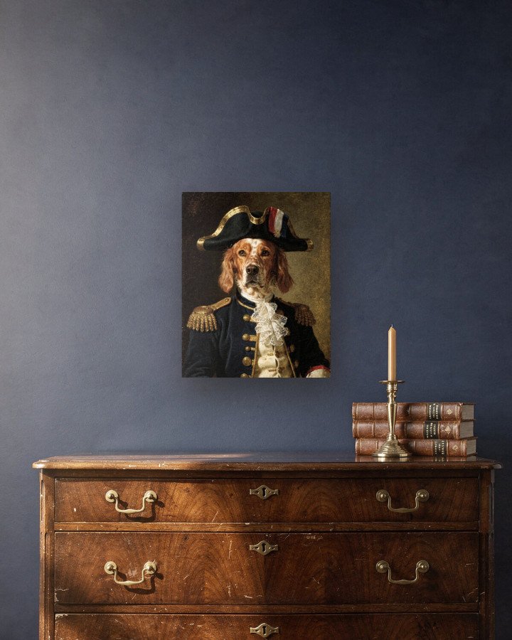Portrait L’Amiral sur toile 40 × 50 cm, accrochée au-dessus d’un meuble (photomontage, échelle indicative)